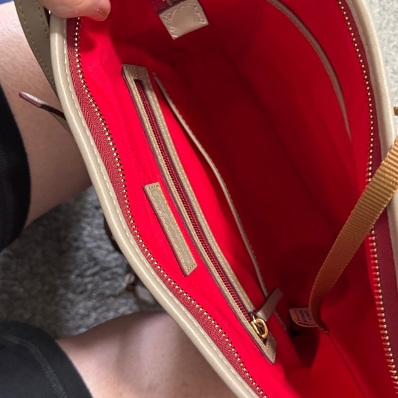 NWT - Dooney & Bourke beautiful Florentine leather - Picture 10 of 13